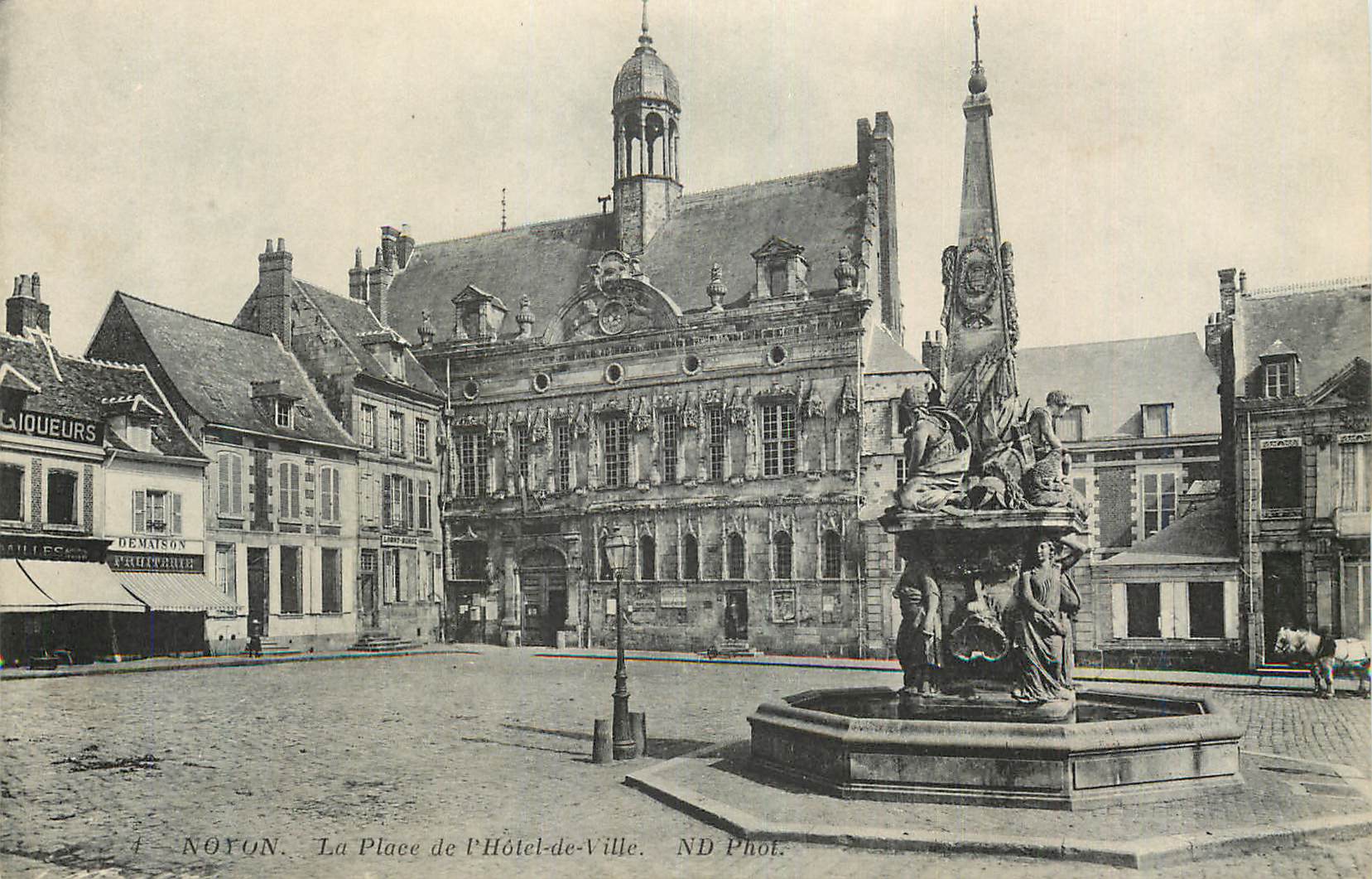 CPA Noyon La Place de l'Hotel de Ville