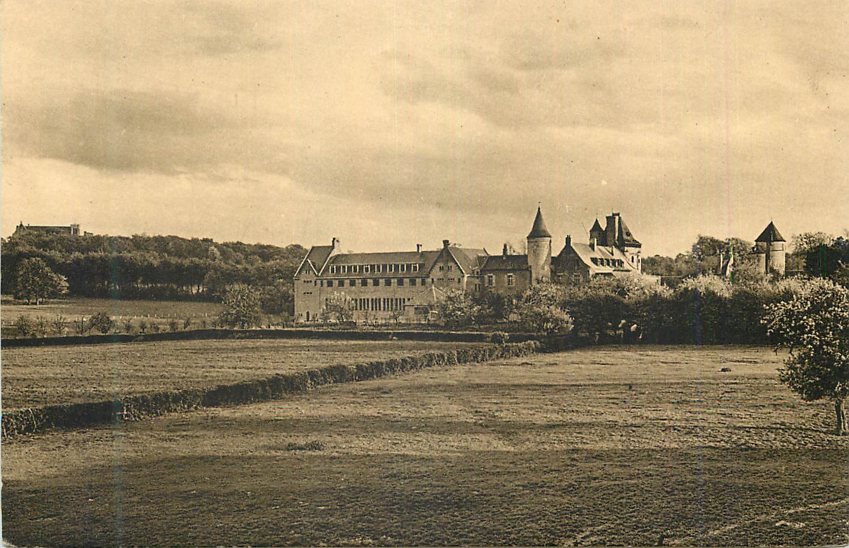 CPA Les Deux Monasteres de Wisques vus de la Route de Saint Omer (Au Premier plan Saint Paul a Gauche Notre Dame)