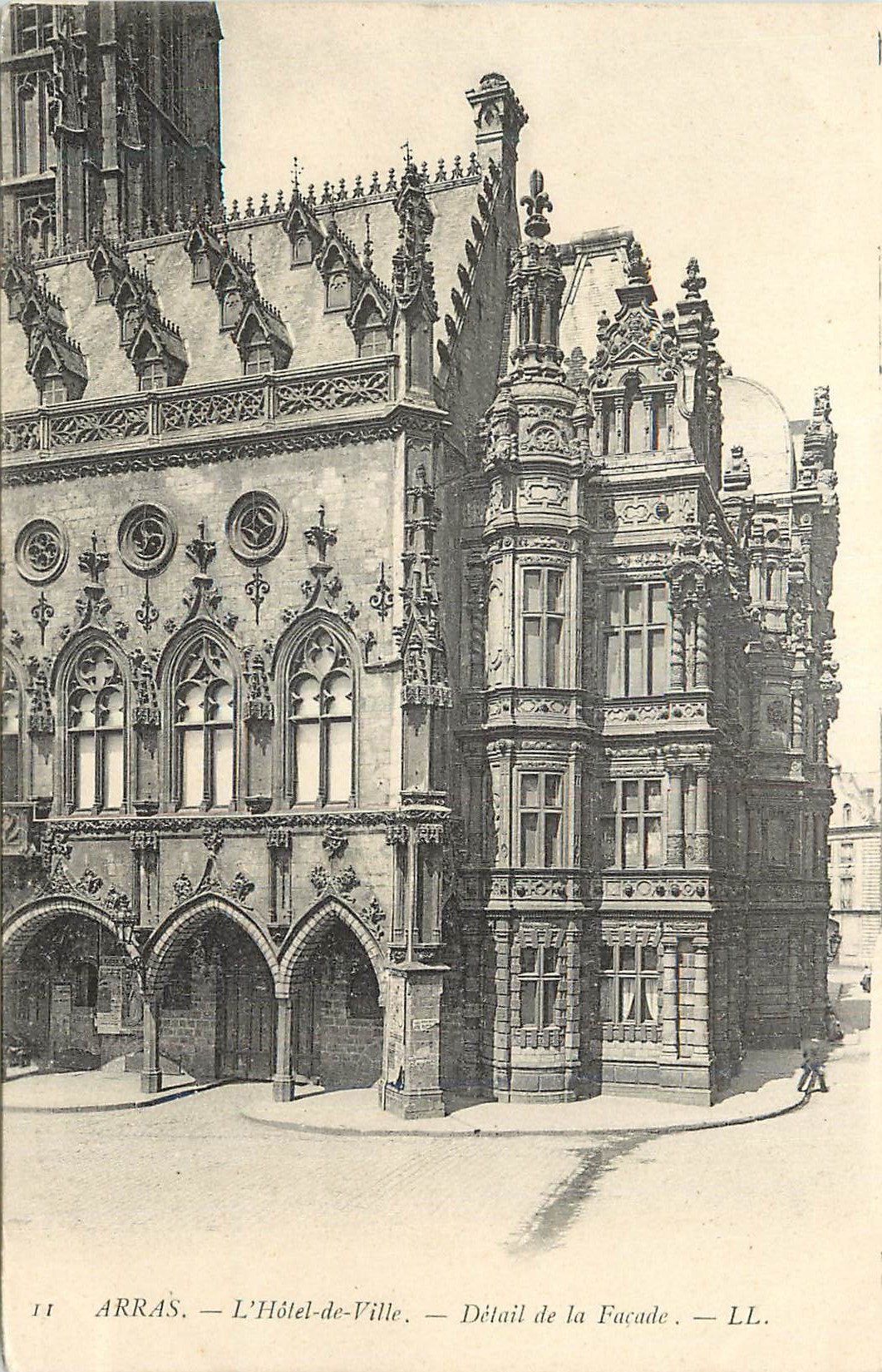 Arras — L'Hôtel-de-Ville — Détail de la Façade — LL.
