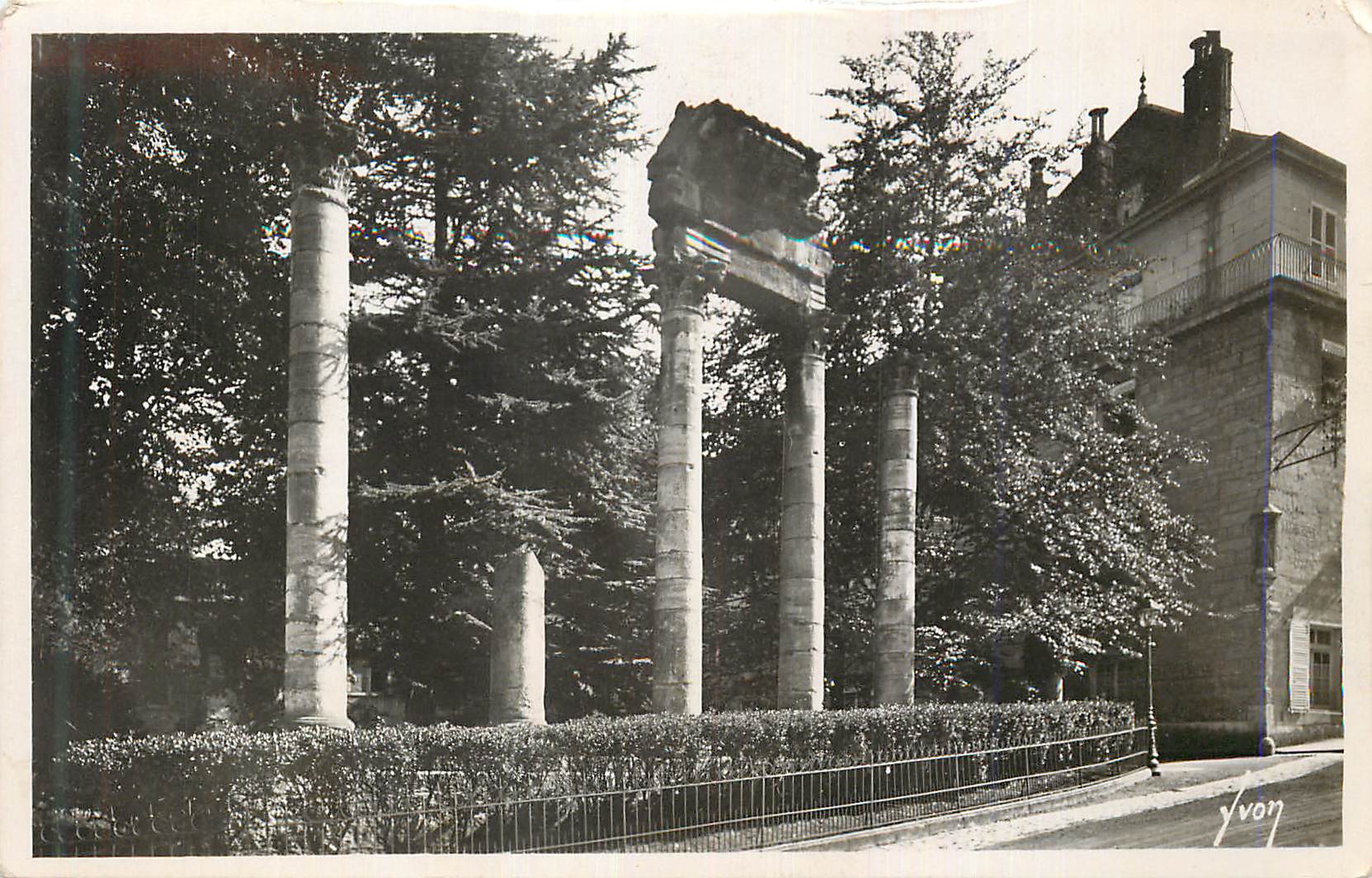 Ruinen des alten Tempels des Friedens — Jyvon — Verleger Jyvon