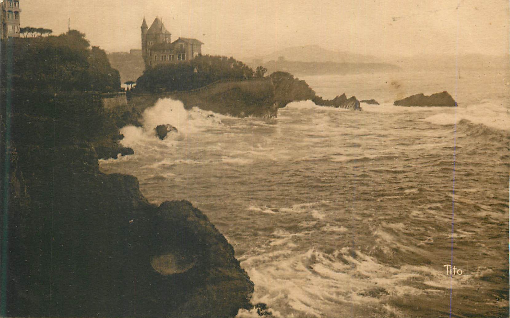 Vagues contre les rochers à Tito — éditeur Tito