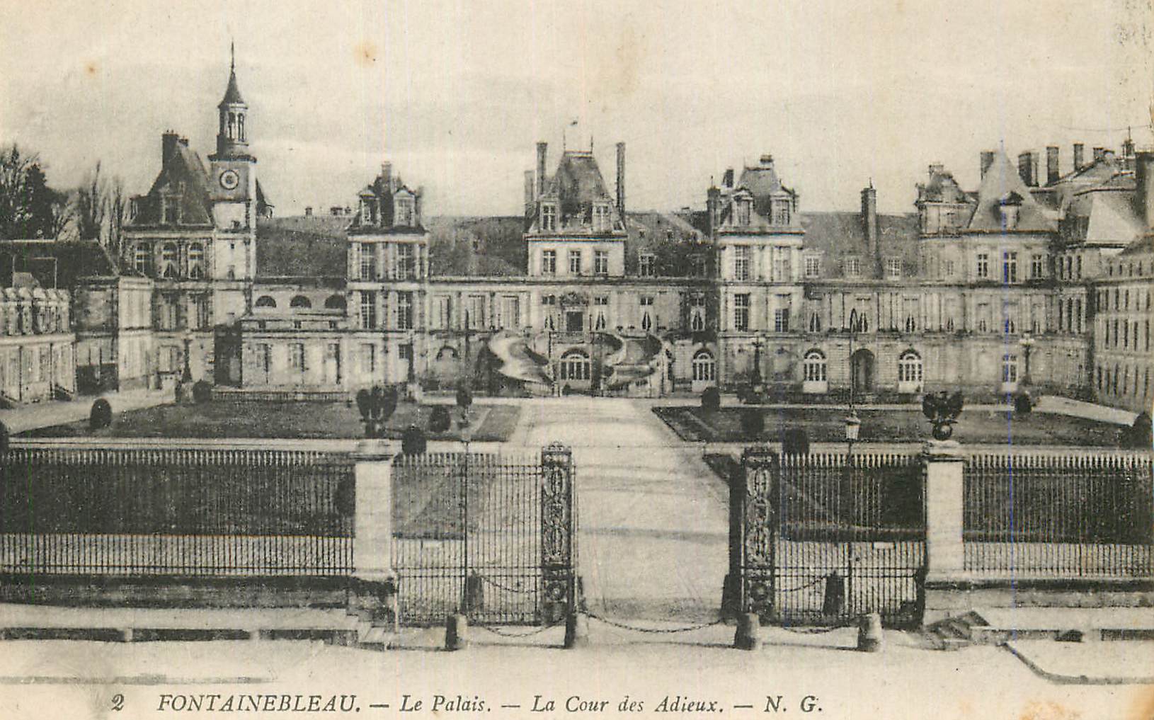 Fontainebleau — El Palacio — La Cour des Adieux — N. G.