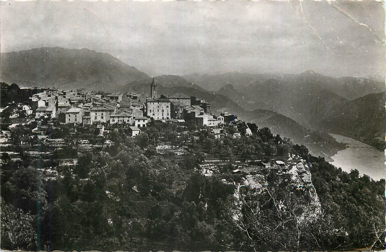 Village perché sur colline — vue panoramique avec fleuve en contrebas — éditeur inconnu