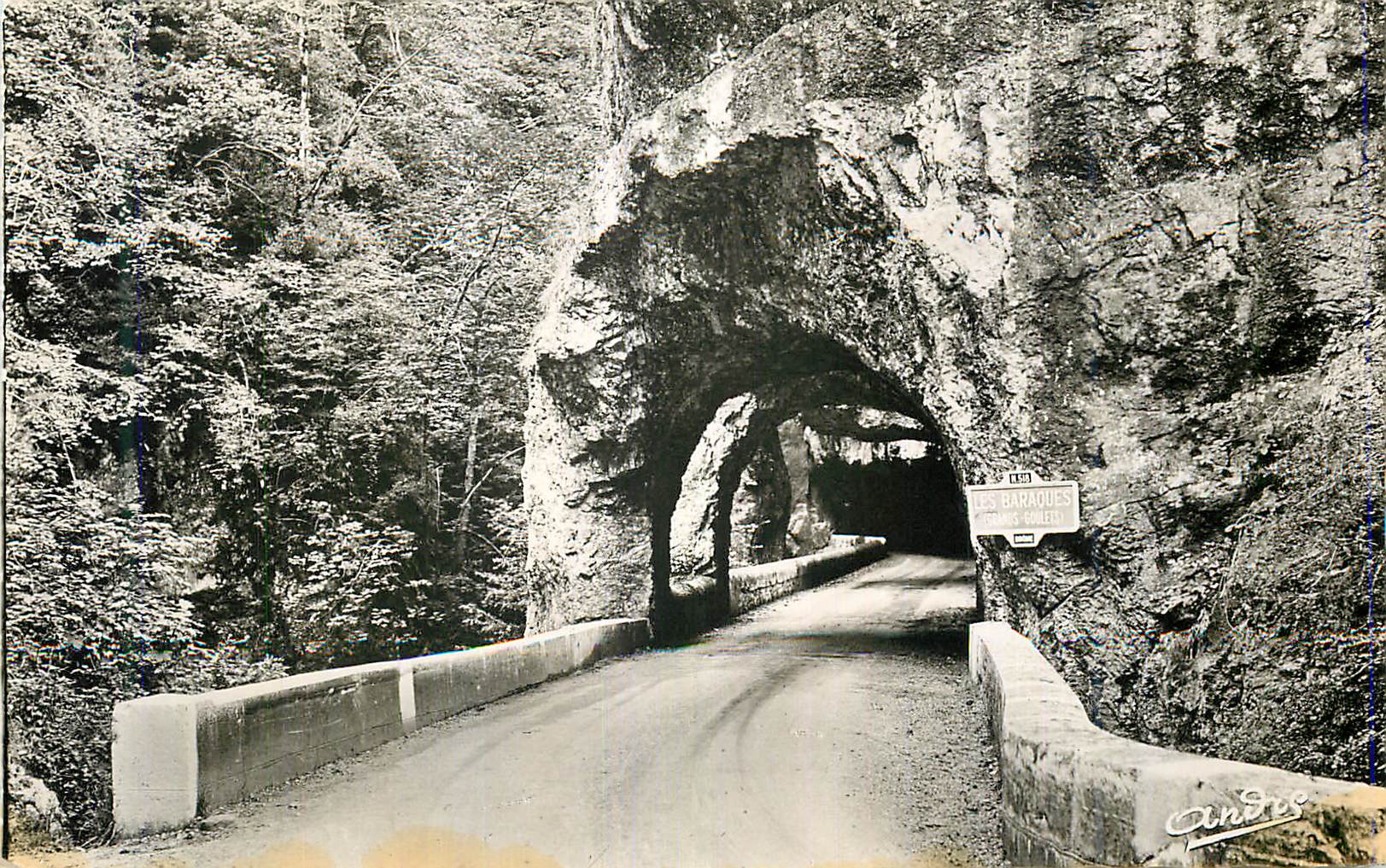 Les Baraquets — natürlicher Tunnel in einem Canyon — Candris