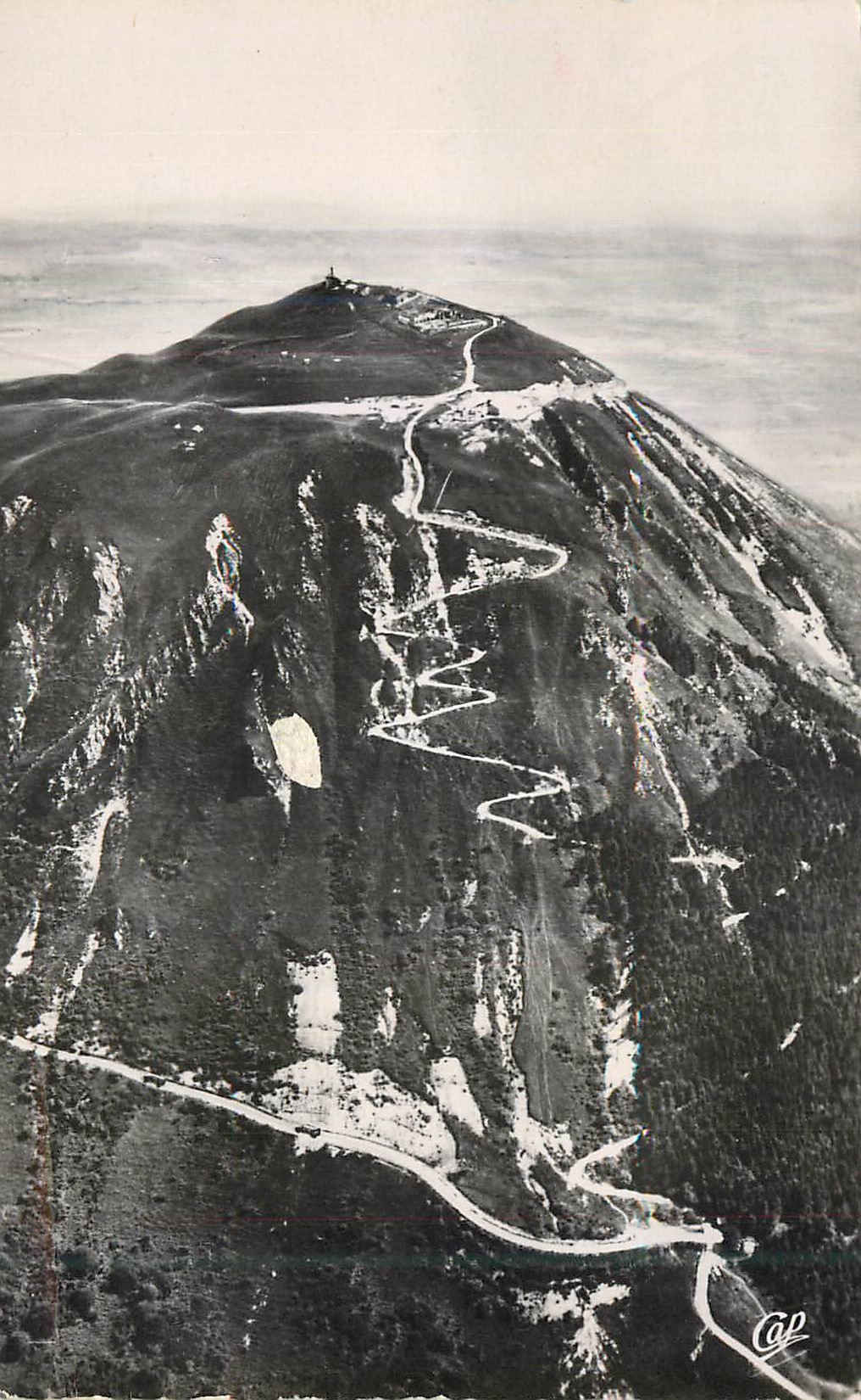 Vue aérienne du mont Ventoux — route serpentine — éditeur CPAP