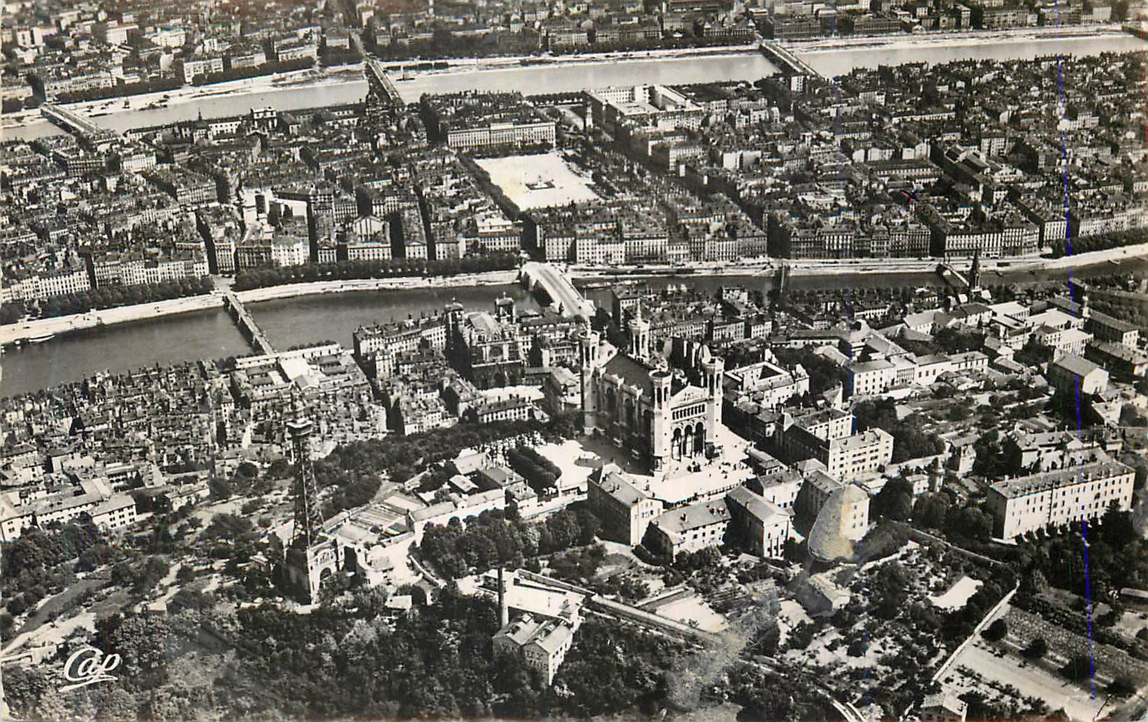 CPM Lyon Panorama sur Fourviere Place Bellecour