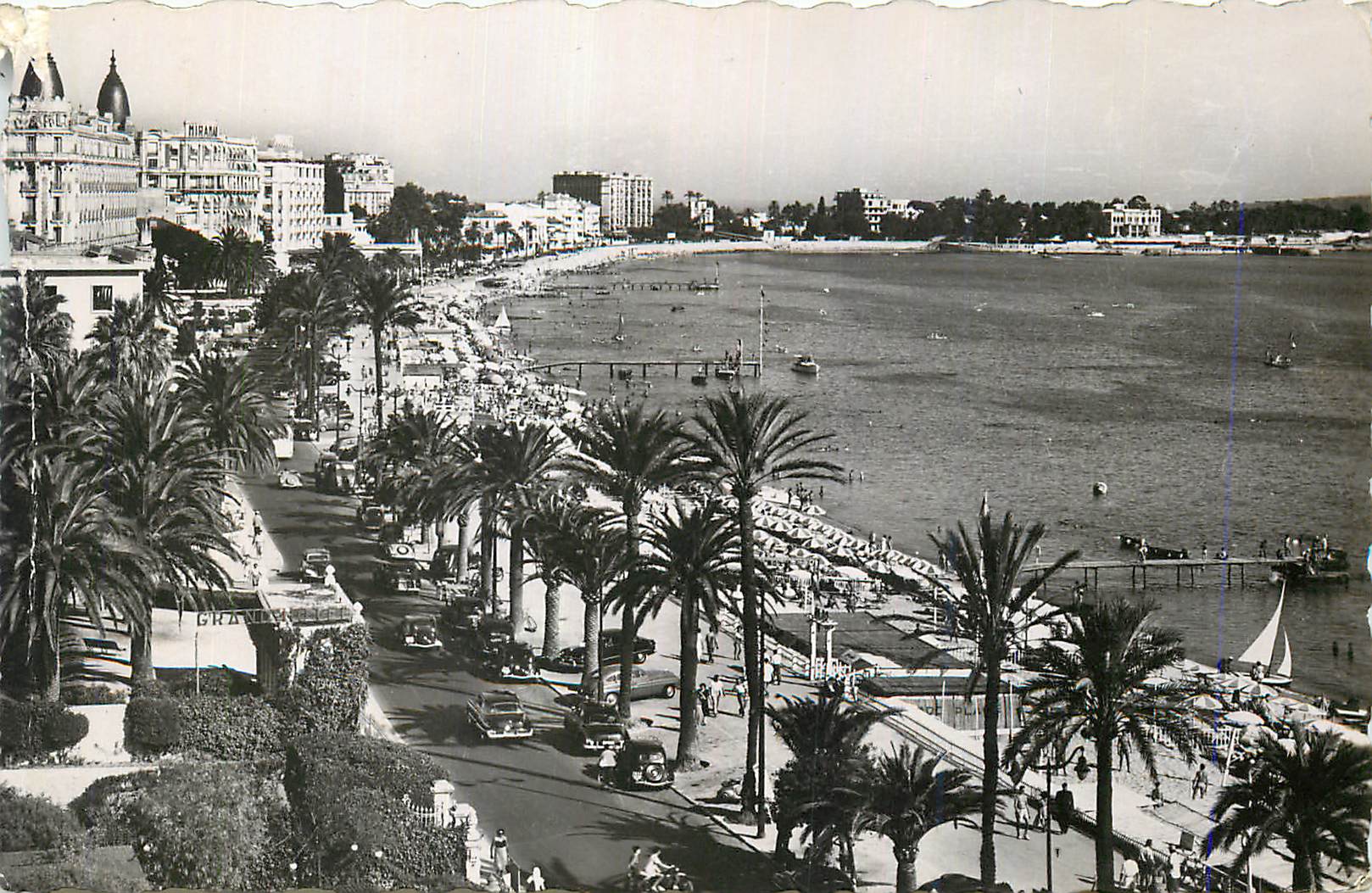 CPM Cannes La Cote d'Azur La Croisette