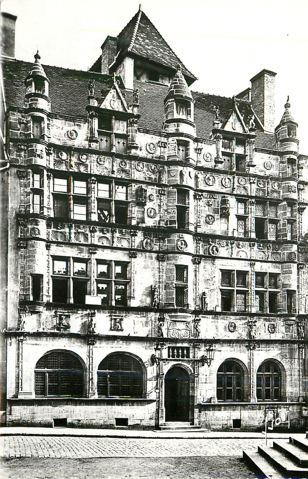 Hôtel de Ville de Caen — façade Renaissance — éditeur inconnu, n° de série non visible