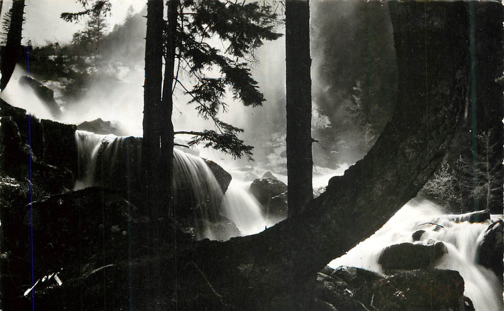 Chutes d'eau dans une forêt — vue en noir et blanc — éditeur inconnu