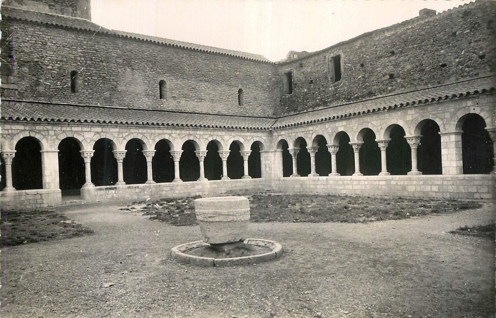 CPM Environs de Prades (P O) Abbaye de Saint Michel de Cuxa Le Cloitre