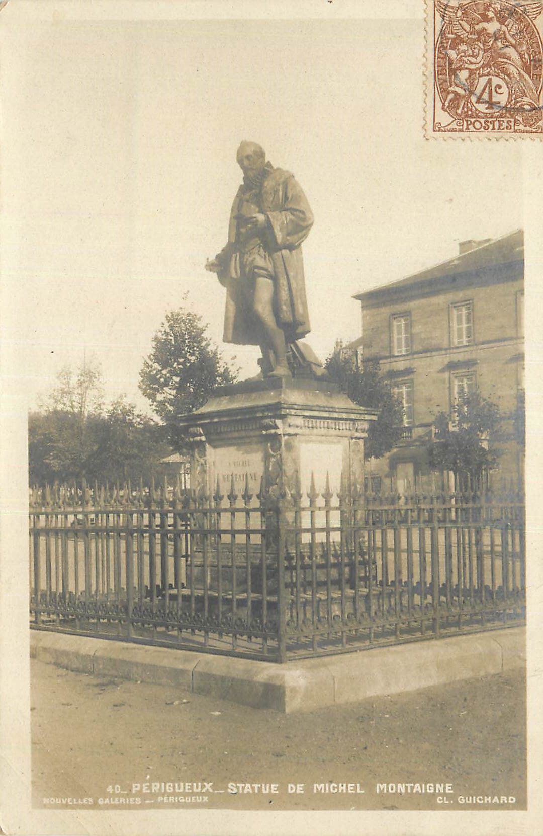 CPA Perigueux Statue de Michel Montaigne