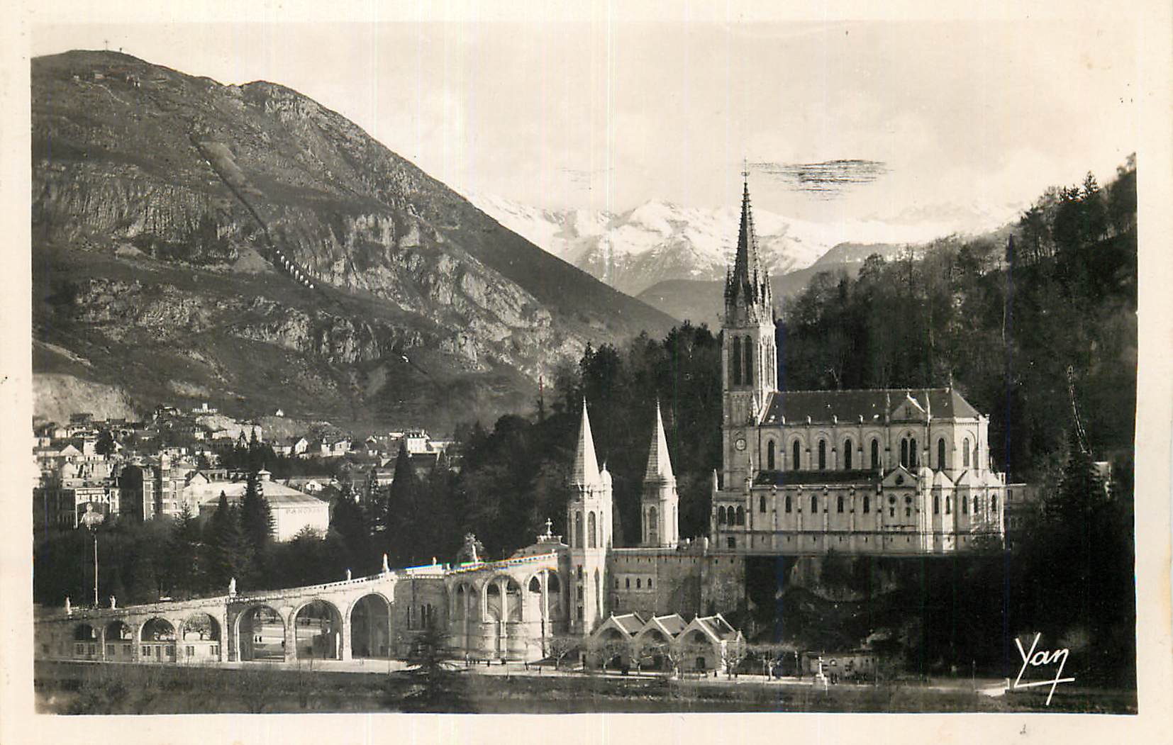 CPA Lourdes La Basilique et les Montaignes