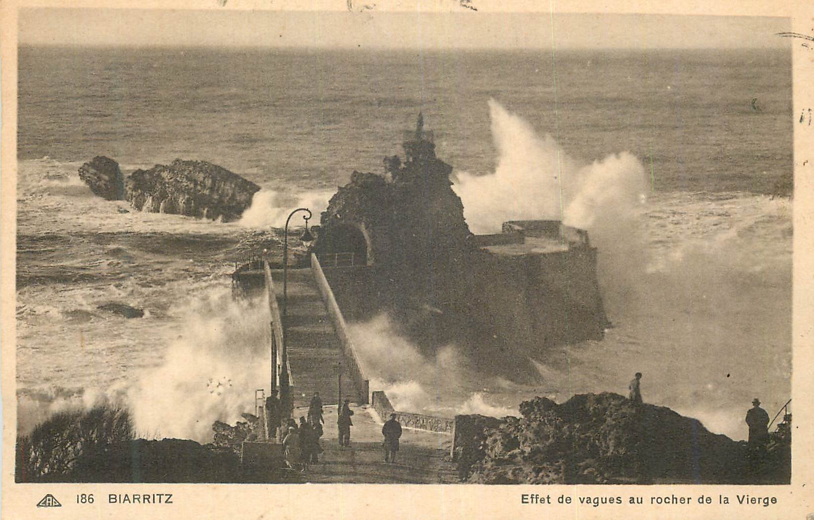 Biarritz — Effet de vagues au rocher de la Vierge — CPA n°186, éditeur APL