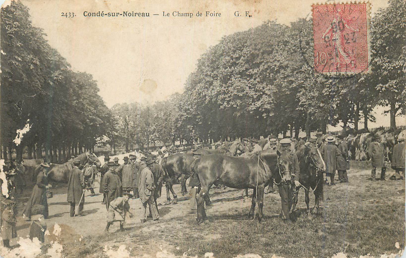 CPA Conde sur Noireau Le Champ de Foire