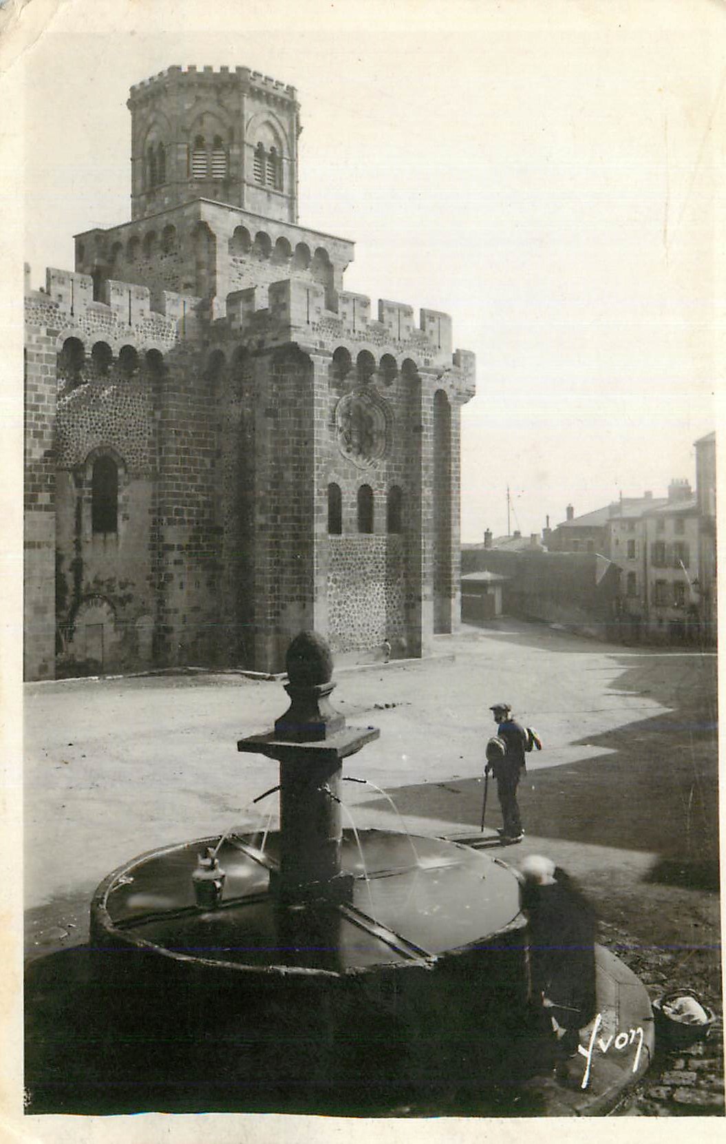 CPM Royat (P de D) L'Eglise St Leger XIIe S Vieille Fontaine