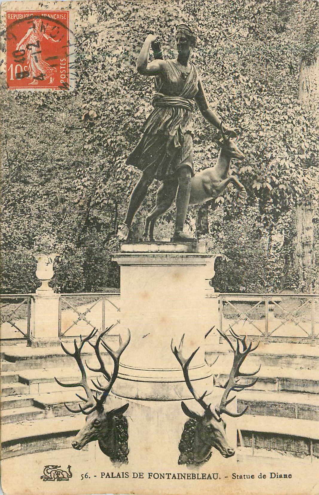 Palais de Fontainebleau — Statue de Diane