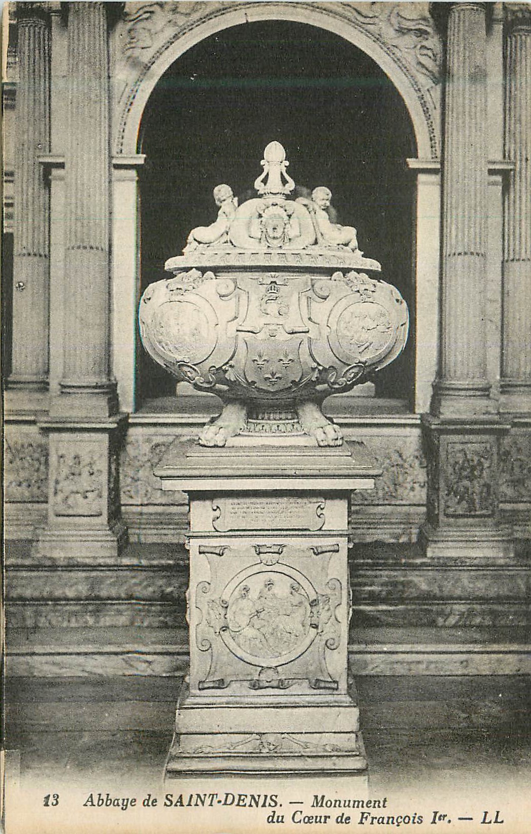 CPA Abbaye de Saint Denis Monument du Coeur de Francois Ier