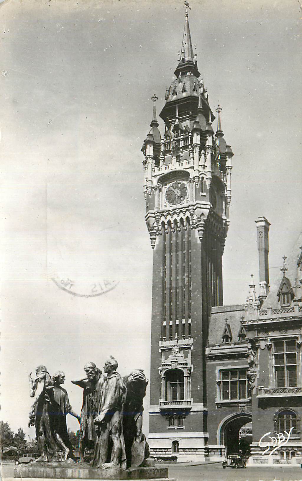 CPM Calais (P de C) L'Hotel de Ville (Arch Louis Debrower) et les Six Bourgeois
