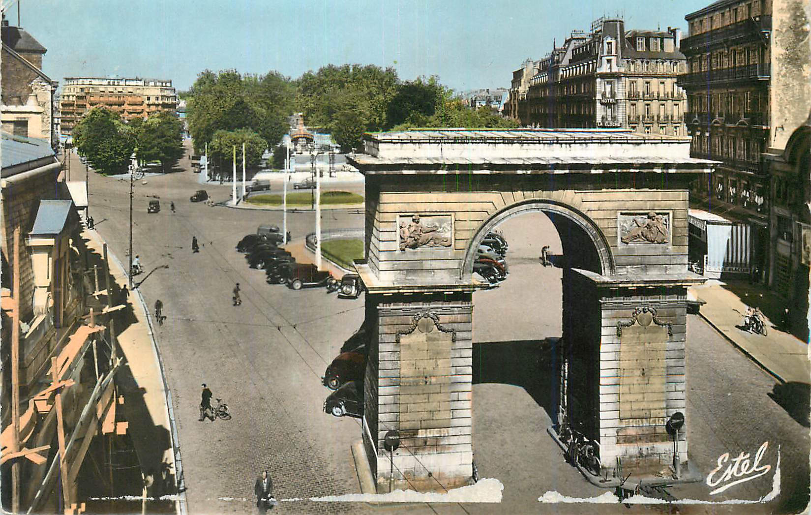 CPM Dijon La Porte Guillaume et la Place Darcy