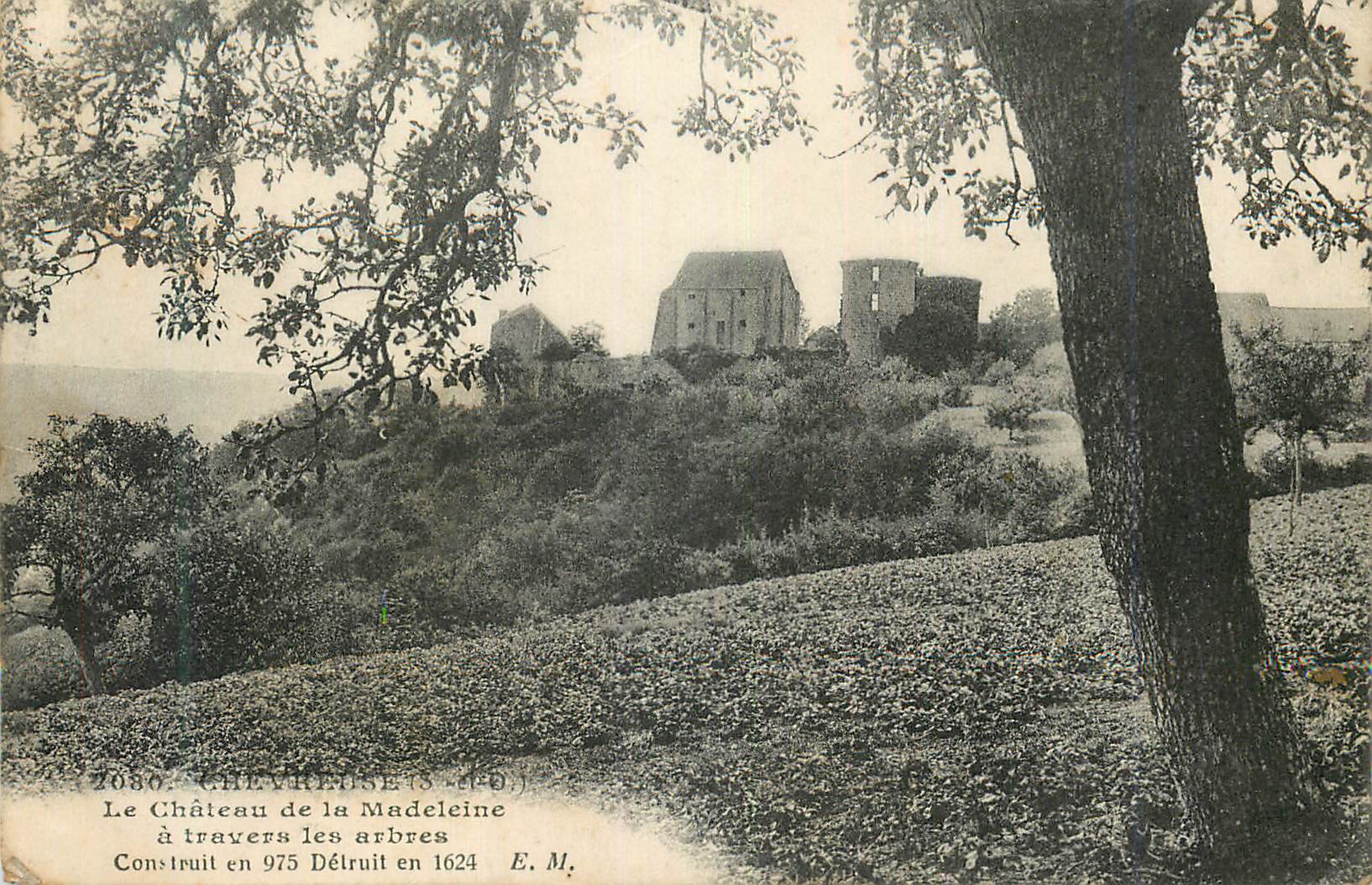 CPA Chevreuse (S et O) Le Chateau de la Madeleine a Travers les Arbres