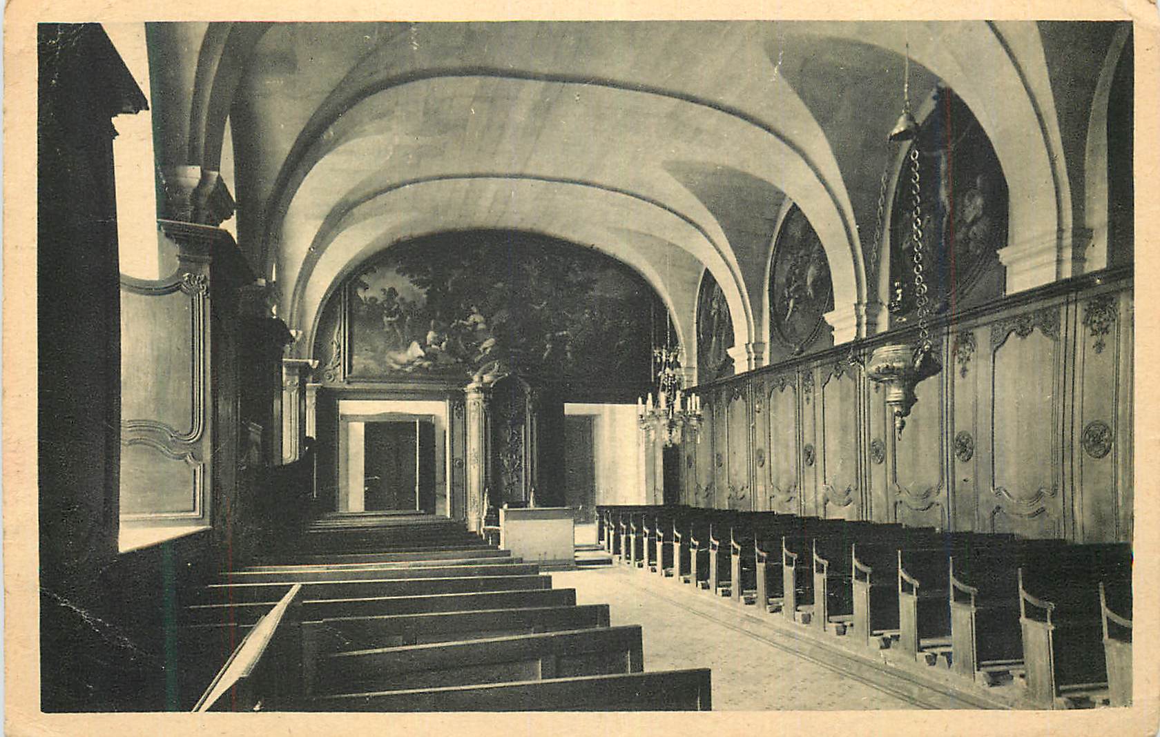 Intérieur d'une église — voûte en berceau, peintures et bancs — éditeur non identifié