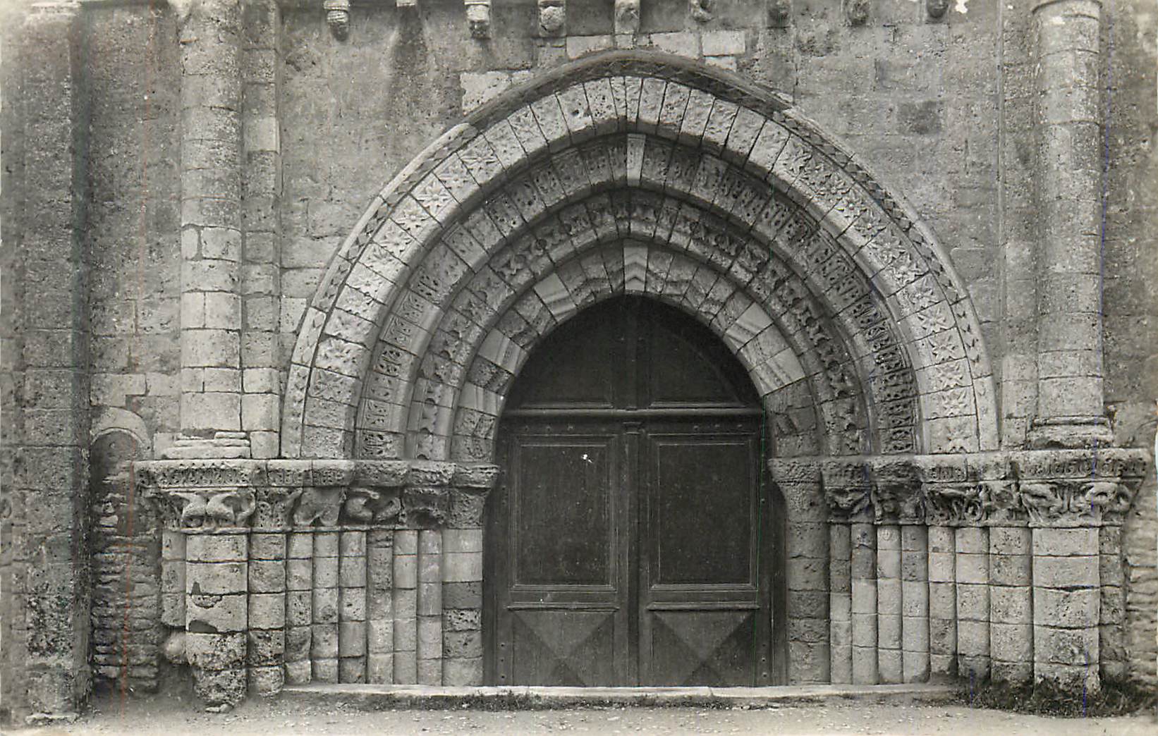 Portail roman de l'église — détails sculptés — éditeur inconnu
