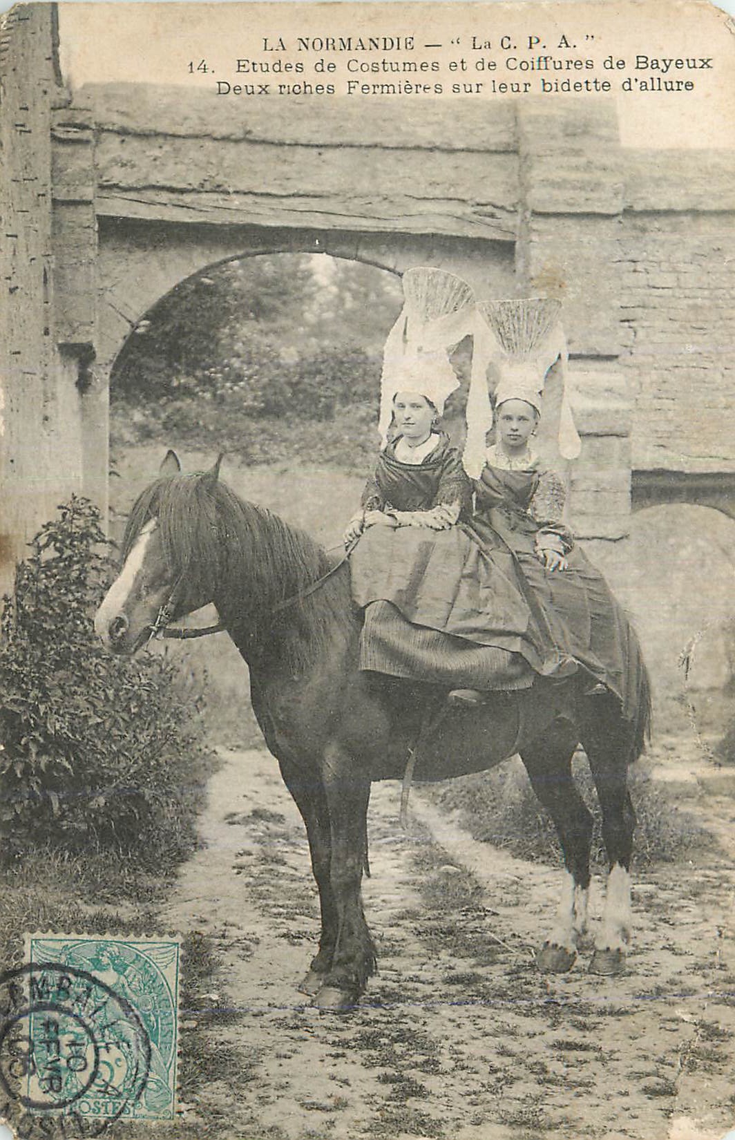 CPA La Normandie Etudes de Costumes et de Coiffures de Bayeux Deux Riches Fermieres sur leur Bidette d'Allure