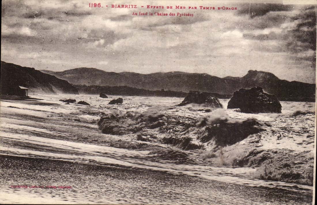 Biarritz — Effets de mer par temps d'orage — Au fond la chaîne des Pyrénées — Éditeur : Phototypie C. C. T. (Biarritz) — N° de série 1196