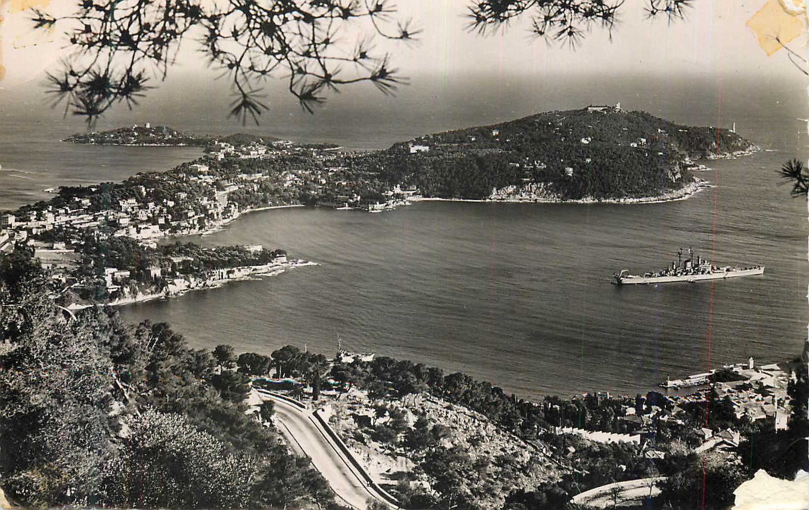 Vue de la baie de Monaco — bateau militaire en mer — éditeur non visible