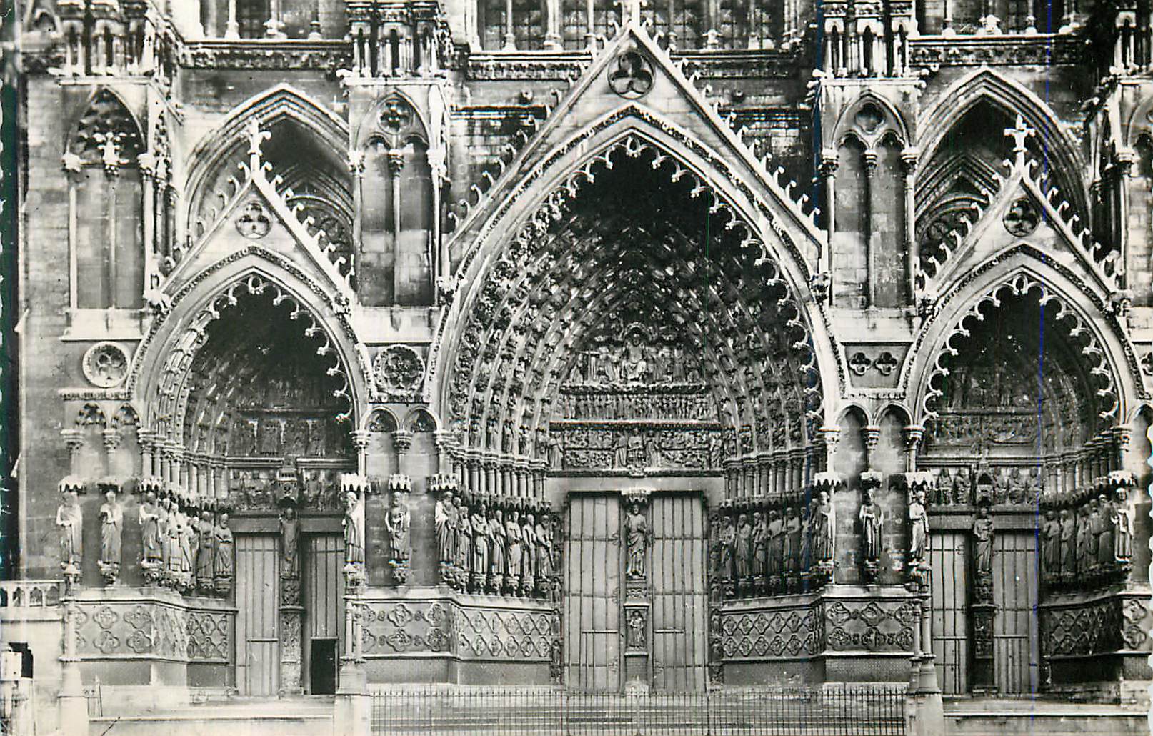 CPM Amiens (Somme) La Cathedrale Le Grand Portail