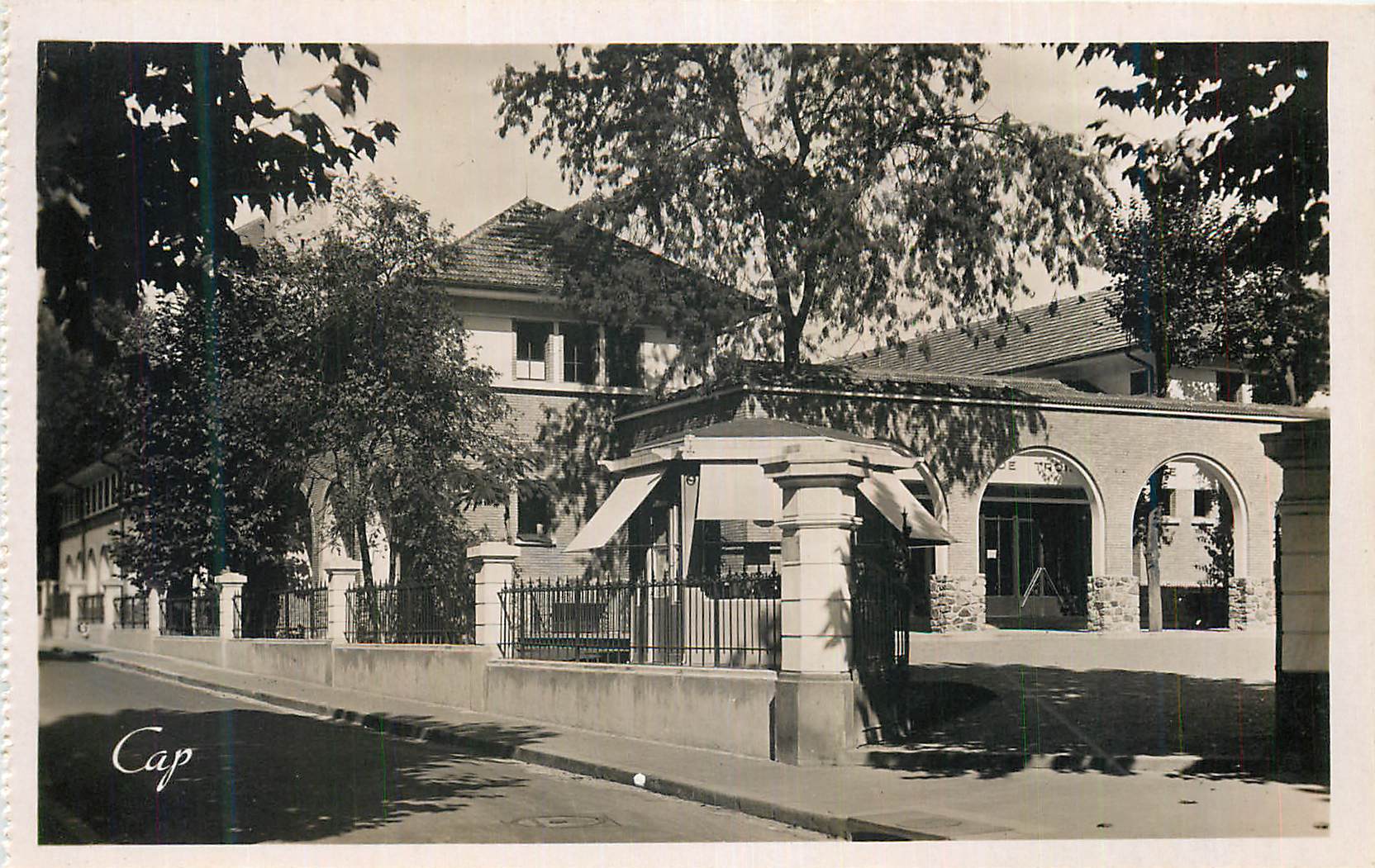 CPM Vichy Les Bains de IIIe Classe