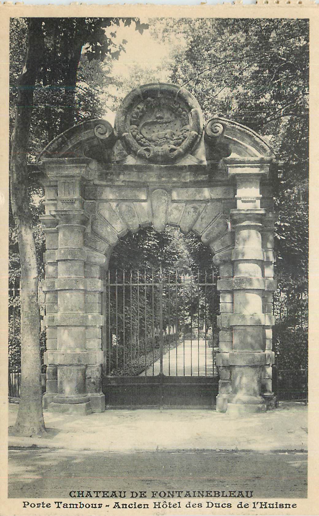 Puerta Tambour - Castillo de Fontainebleau - Antiguo Hotel de los Duques de l'Huisne