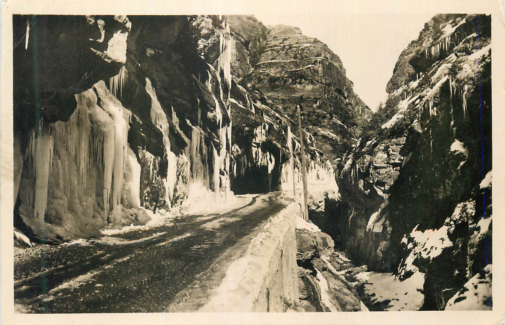 Route enneigée dans un canyon — icônes de glace — éditeur non visible