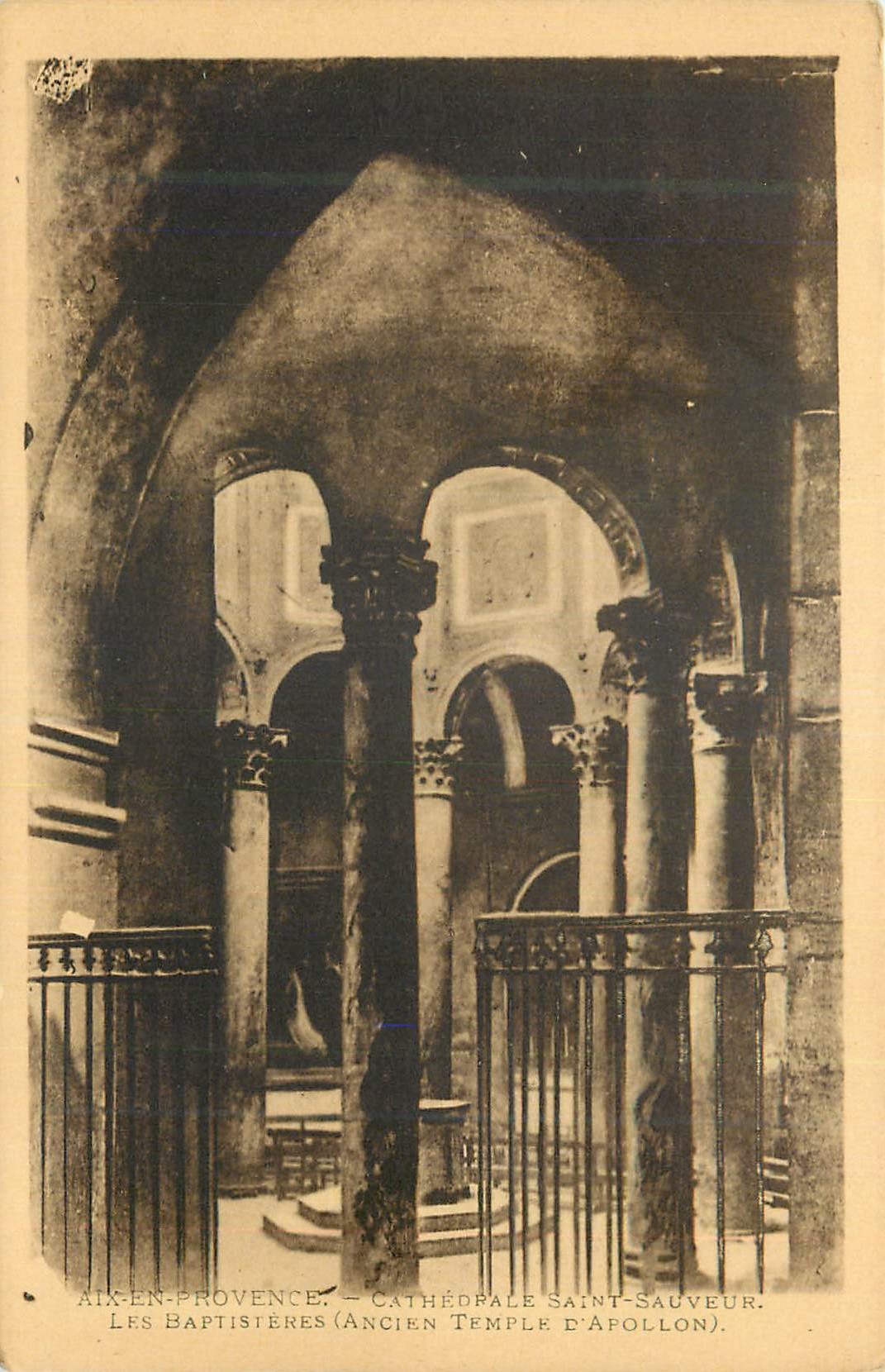 Aix-en-Provence — Cathédrale Saint-Sauveur (Ancien Temple d'Apollon) — Les baptistères