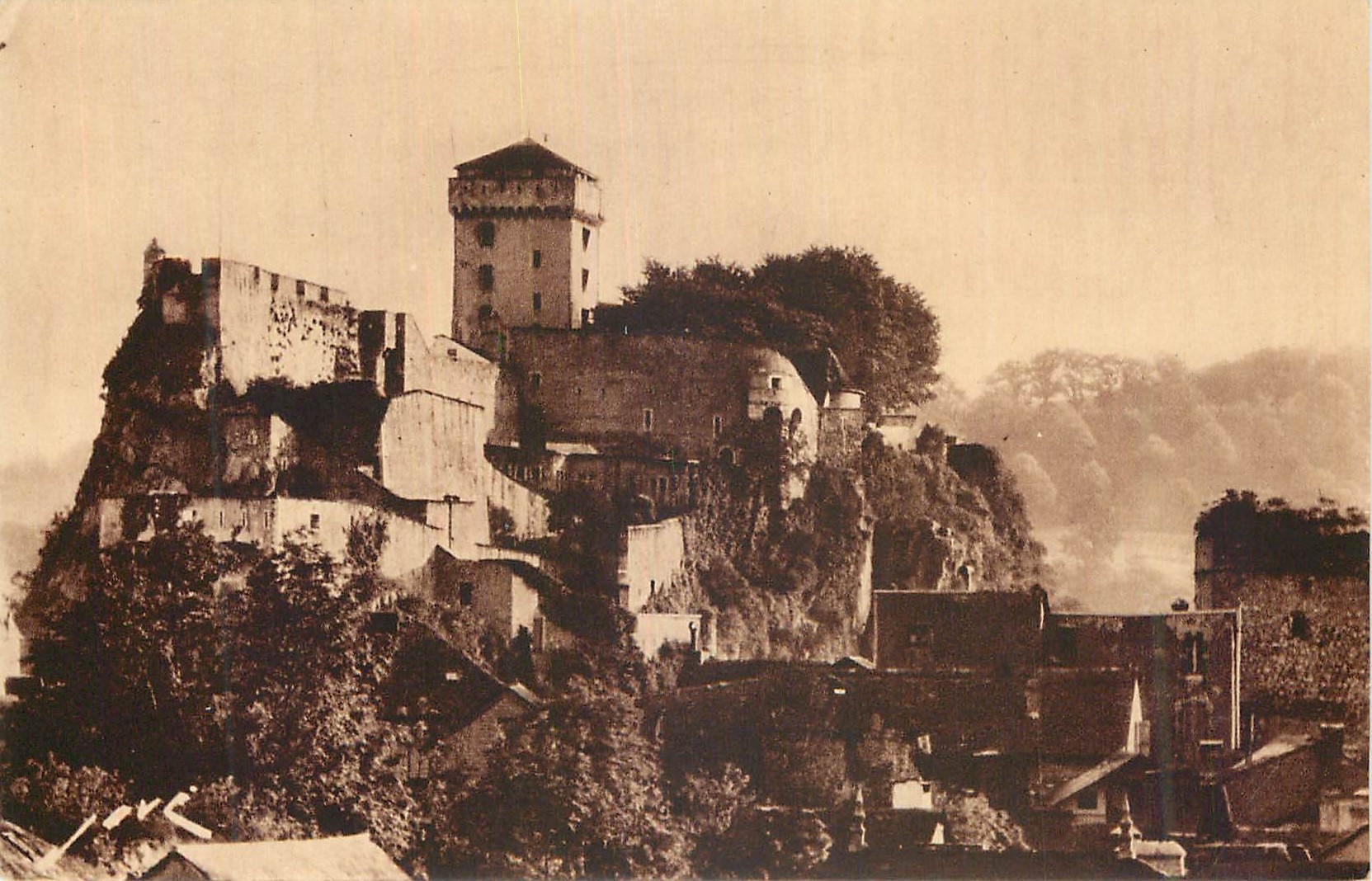 CPA Lourdes (H P) Le Chateau Fort Defenses Meridionales