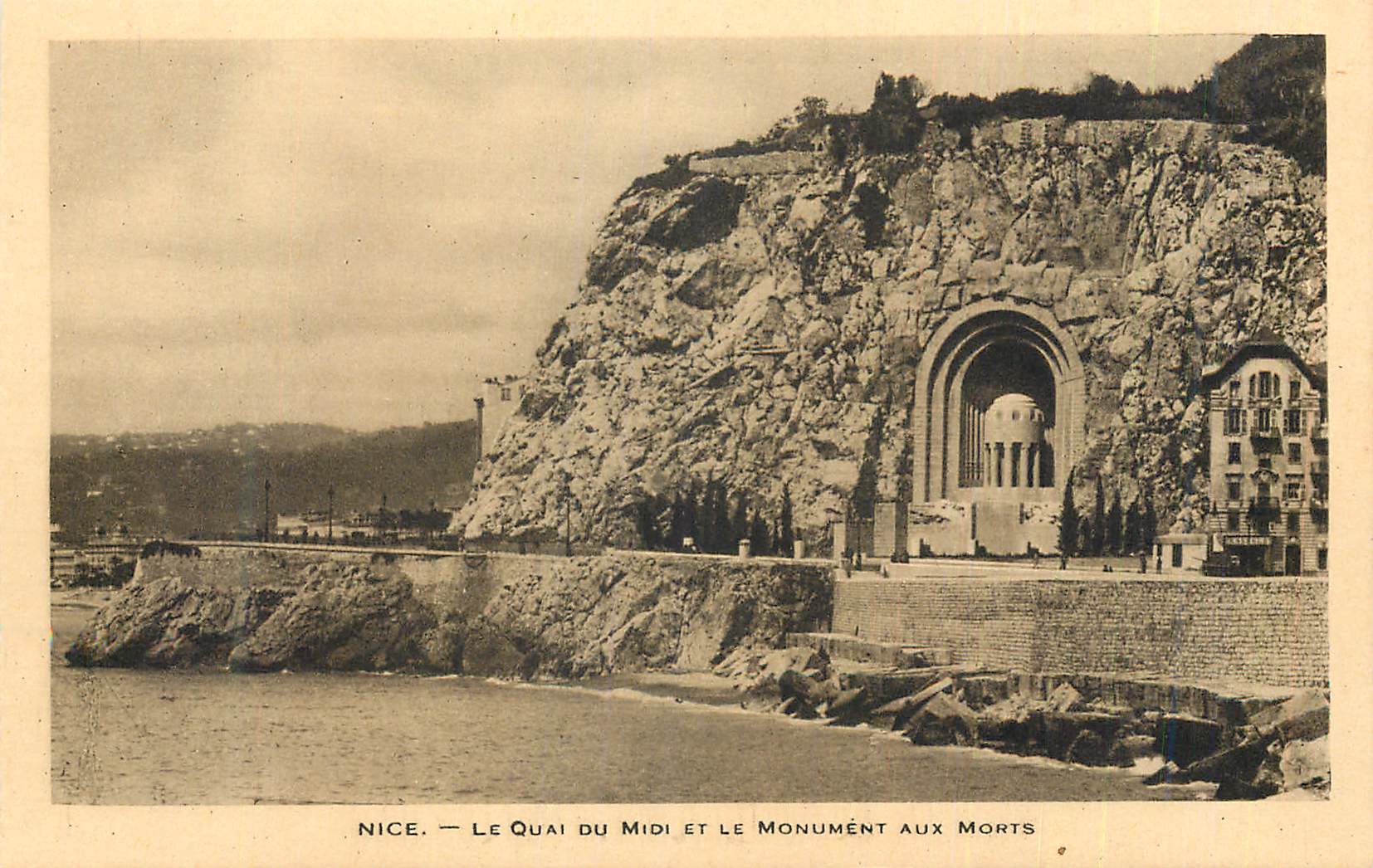 CPA Nice Le Quai du Midi et le Monument aux Morts