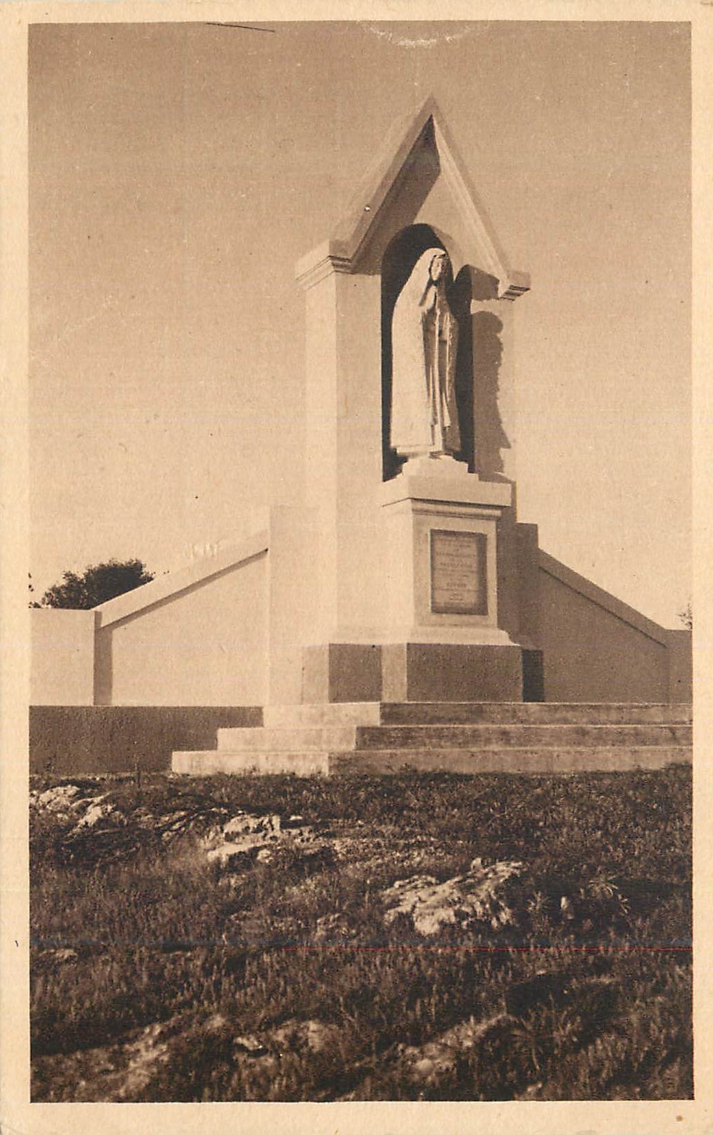 CPA Cornillon (Gard) Statue Votive de Notre Dame de Fatima Erigee sur la Colline Saint Sauveur