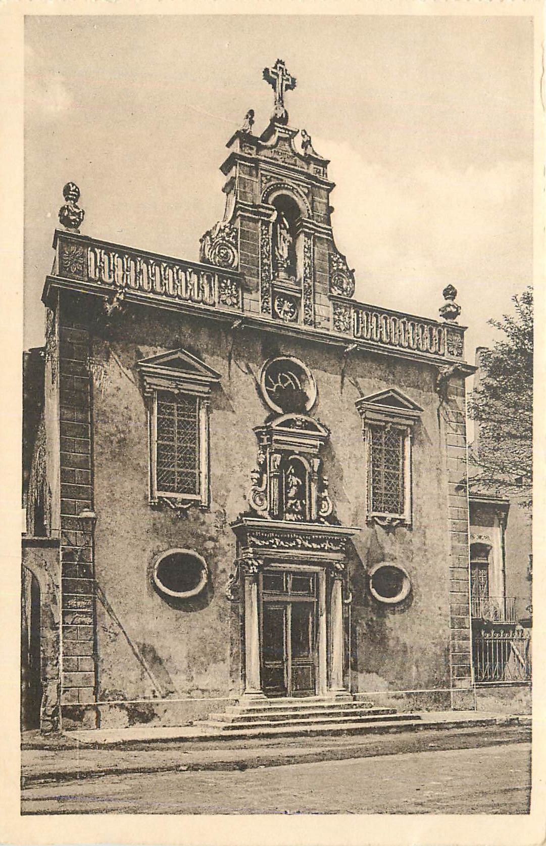 CPA Pont Saint Esprit (Gart) Facade de l'Eglise des Penitents