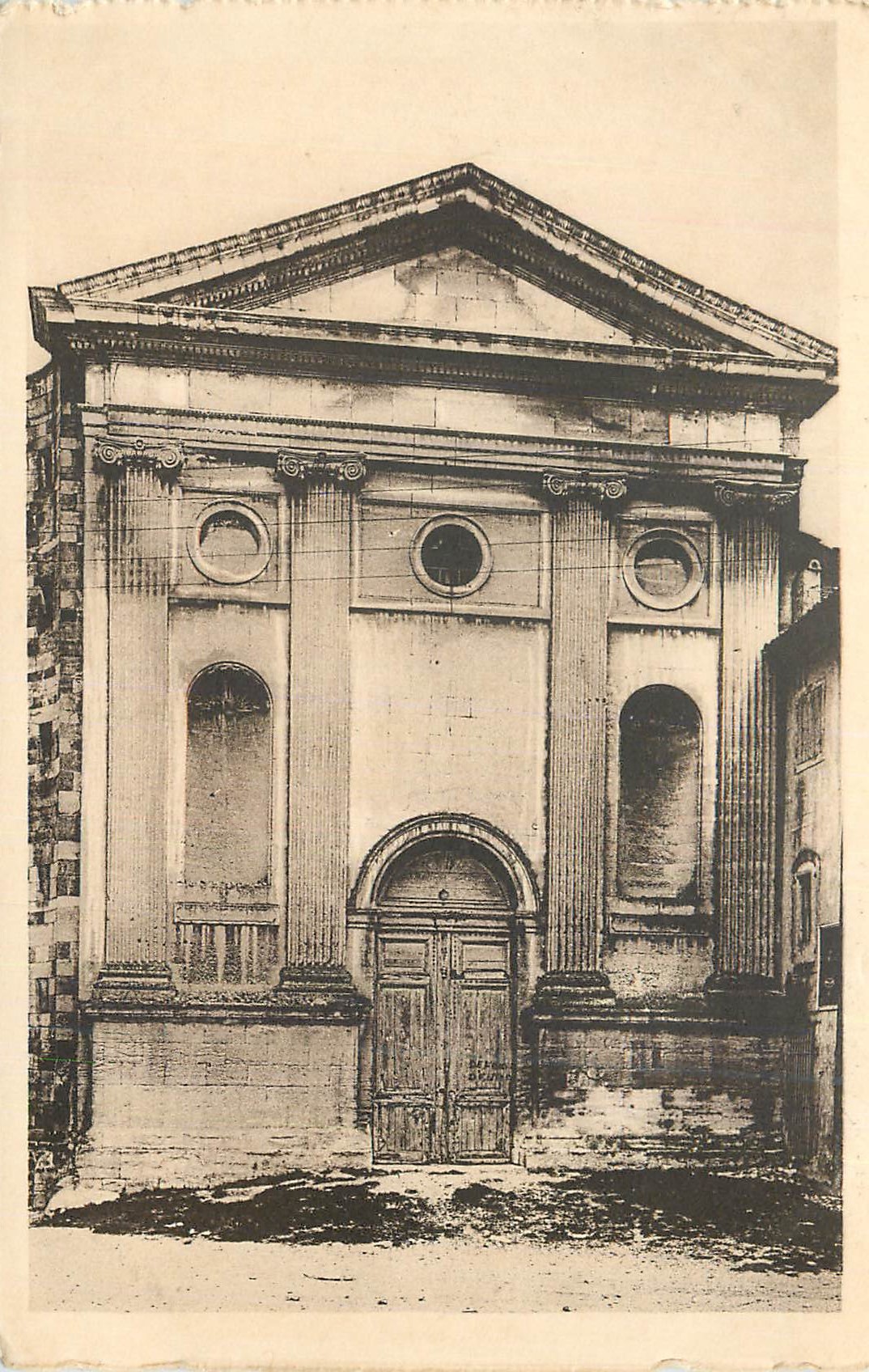 CPA Pont Saint Esprit (Gart) Facade de l' Eglise Saint Pierre (1780)
