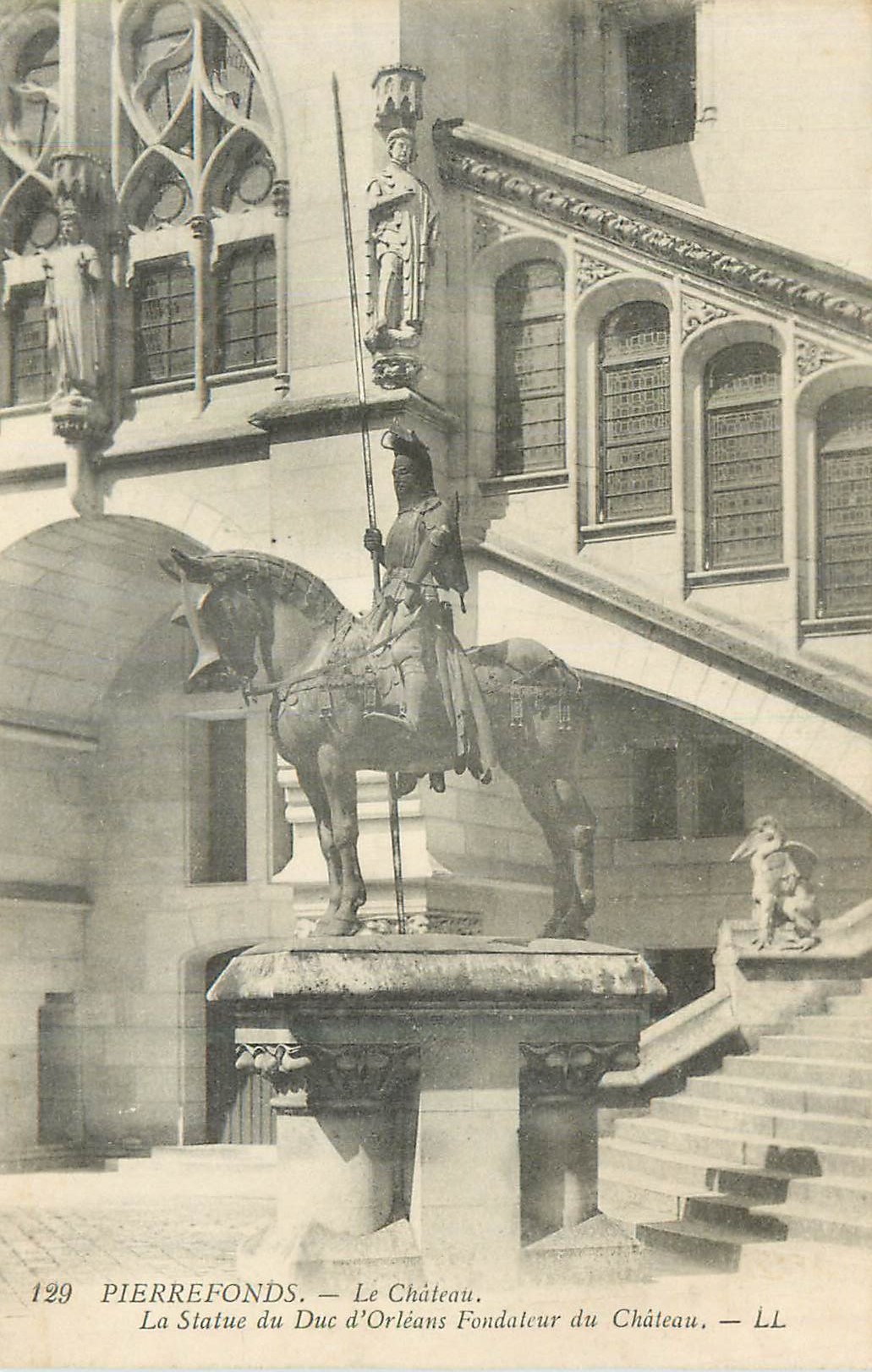 CPA Pierrefonds Le Chateau La Statue du Duc d'Orleans Fondateur du Chateau