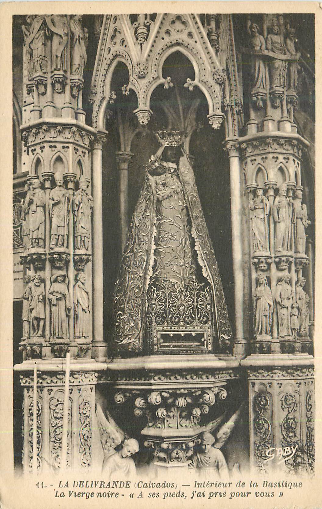 CPA La Delivrande (Calvados) Interieur de la Basilique La Vierge Noire A ses pieds J'ai prie pour vous