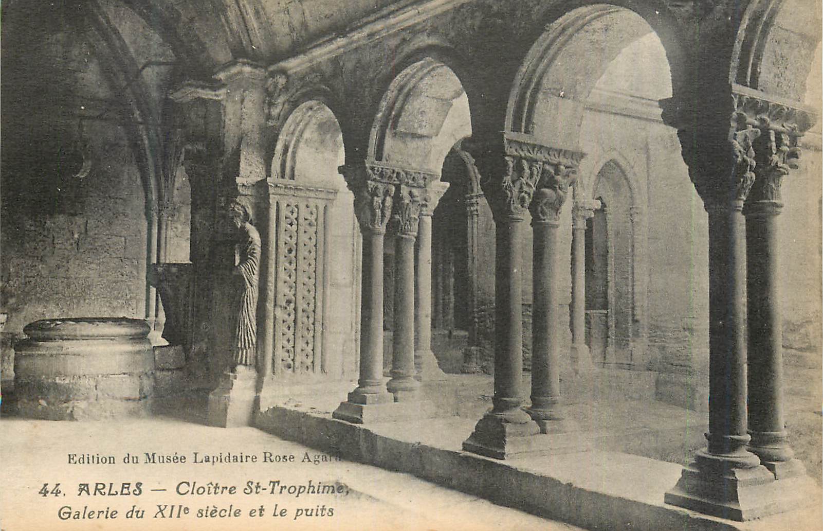 Cloître Saint-Trophime — Galerie du XIIe siècle et le puits — Édition du Musée Lapidaire Rose Agard, n°44