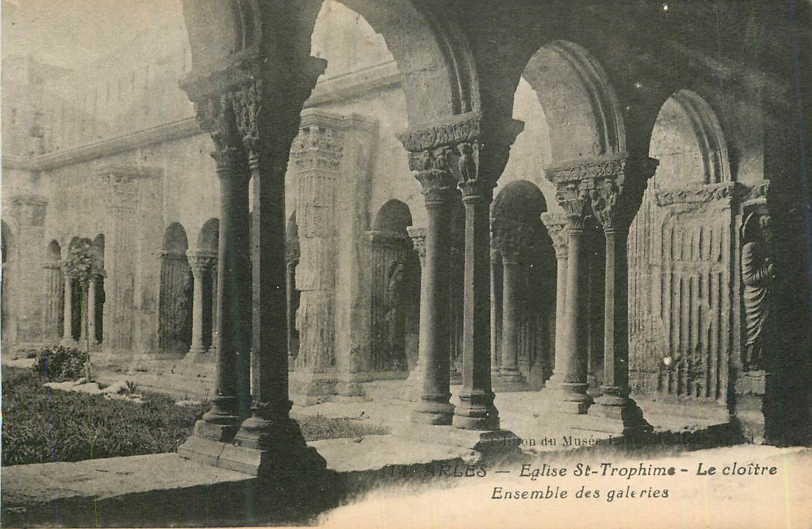CPA Arles Eglise St Trophime Le Cloitre Ensemble des Galeries
