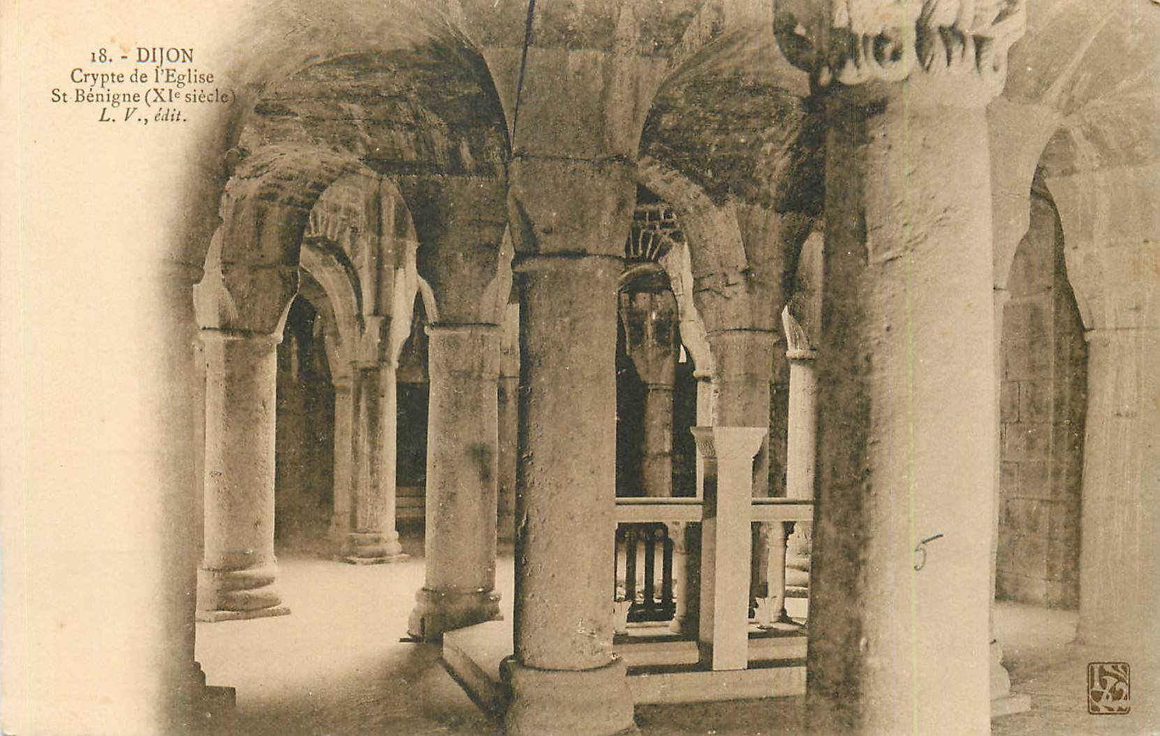 CPA Dijon Crypte de l'Eglise St Benigne (XIe Siecle)