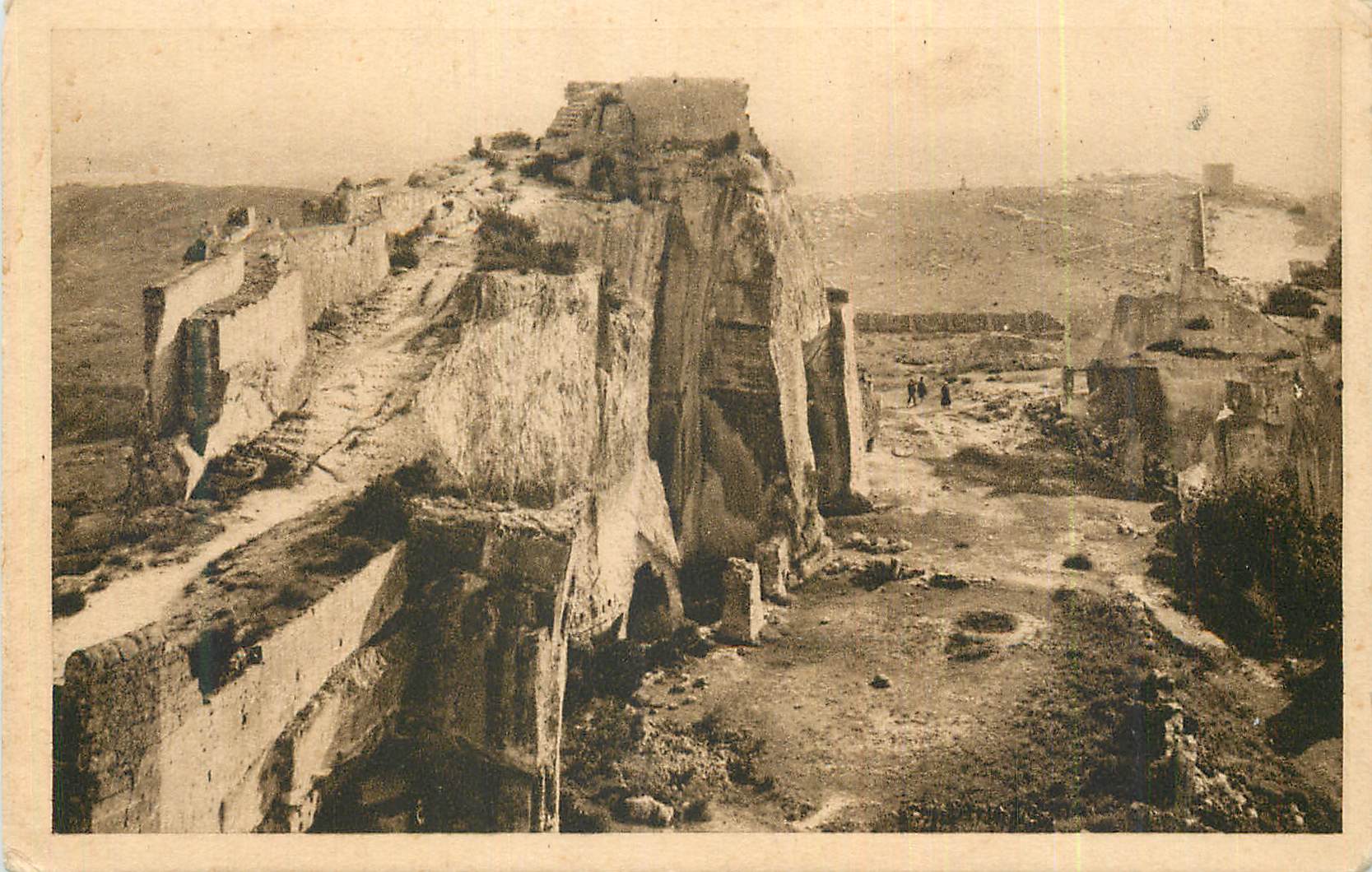 CPA Les Baux Tour Sarrrazine et Chemin de Ronde