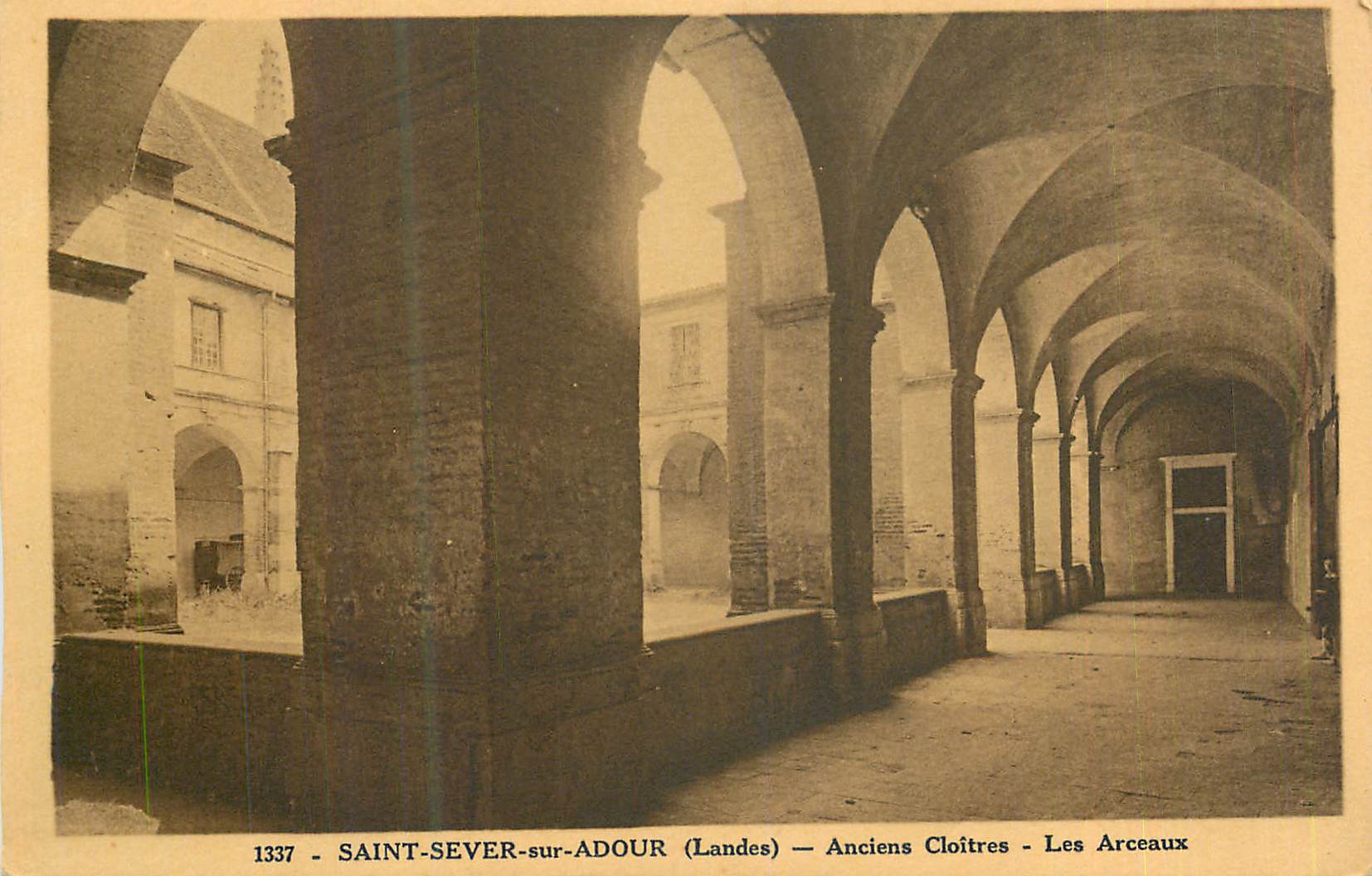 CPA Saint Sever sur Adour (Landes) Anciens Cloitres Les Arceaux