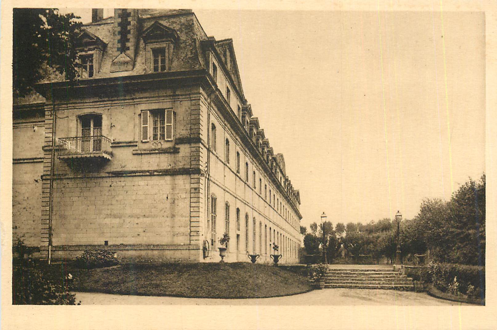 CPA Ecole de Pont Levoy (L et Ch) La Grande Facade et la Terrasse