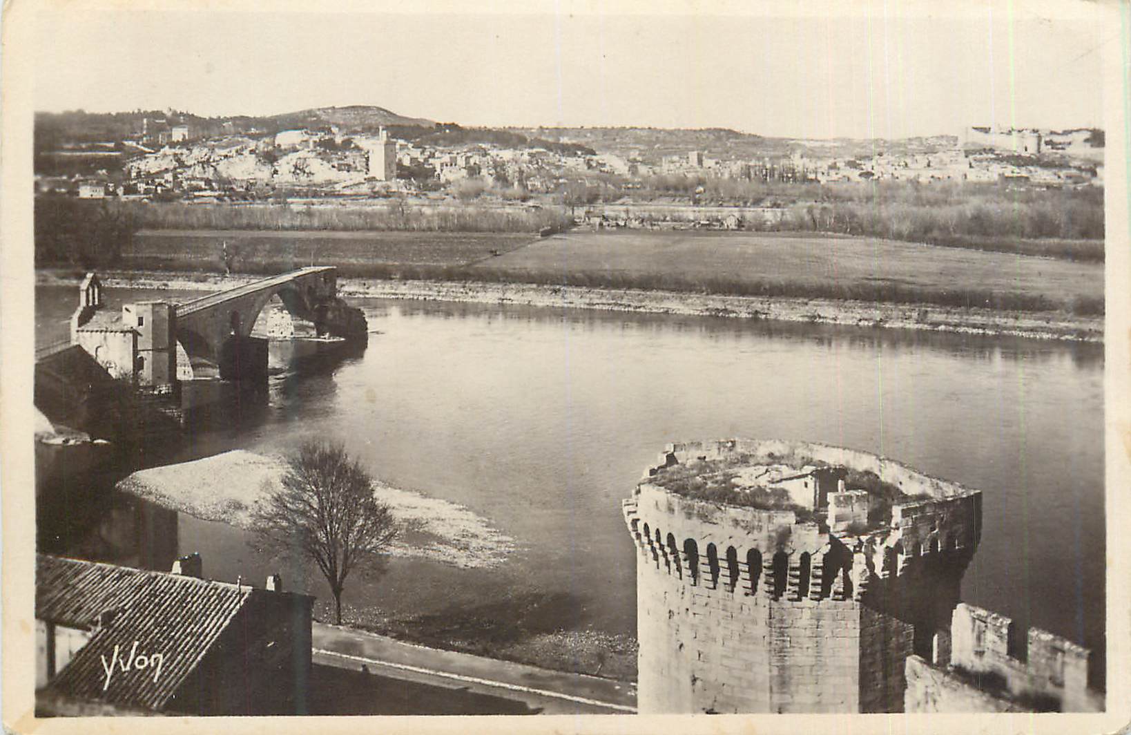 Ansicht von Nîmes — Brücke und Stadtturm — Yvlog