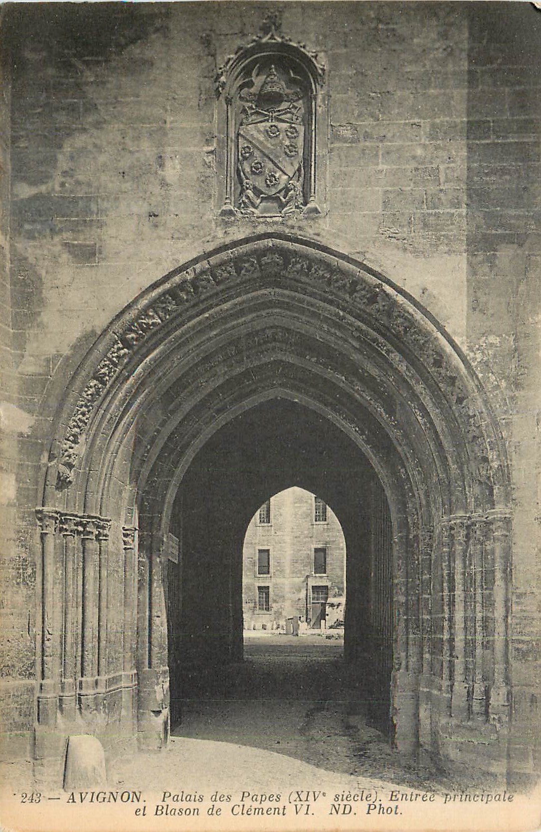 Avignon — Palais des Papes (XIVe siècle). Entrée principale et Blason de Clément VI. Phot. ND.