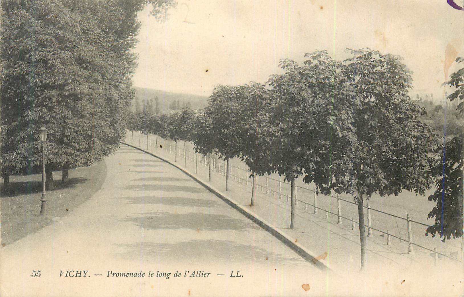 CPA Vichy Promenade le Long de l'Allier